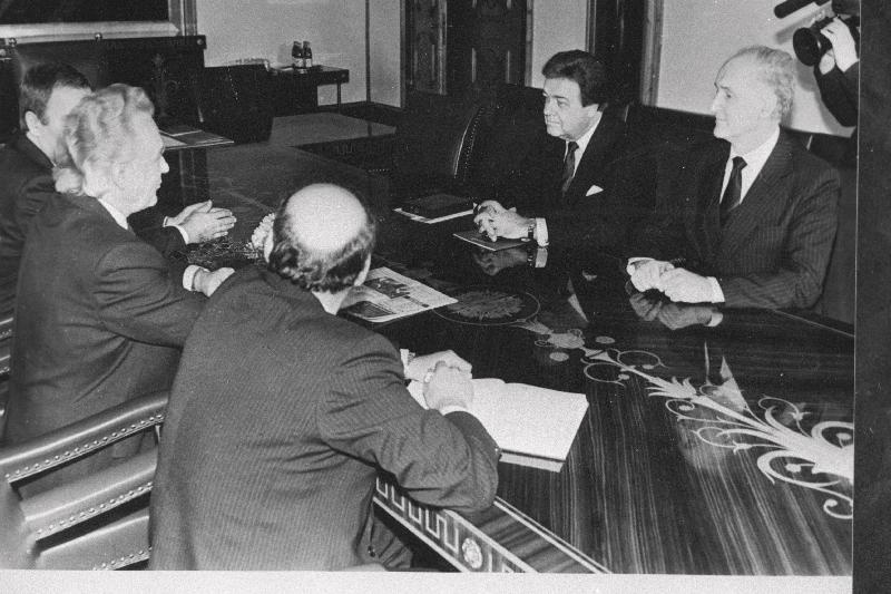 Ülemaailmse Lastekaitse Foorumi president Alan Davis (paremalt 2.) vastuvõtul Eesti Vabariigi Ülemnõukogu esimehe Arnold Rüütli juures.