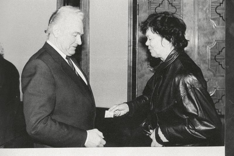 USA ajakirjanik vastuvõtul Eesti Vabariigi Ülemnõukogu esimehe Arnold Rüütli juures.