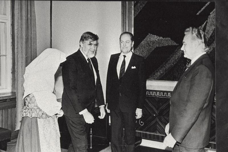 Norra Kuningriigi suursaadik Eesti Vabariigis Brit Løvseth vastuvõtul Eesti Vabariigi Ülemnõukogu esimehe Arnold Rüütli juures.