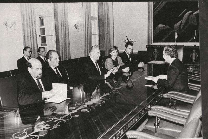 Küprose Vabariigi eriülesandega suursaadik Andros A. Nicolaides (paremal) vastuvõtul Eesti Vabariigi Ülemnõukogu esimehe Arnold Rüütli juures.