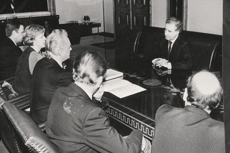 Küprose Vabariigi eriülesandega suursaadik Andros A. Nicolaides (paremal) vastuvõtul Eesti Vabariigi Ülemnõukogu esimehe Arnold Rüütli juures.