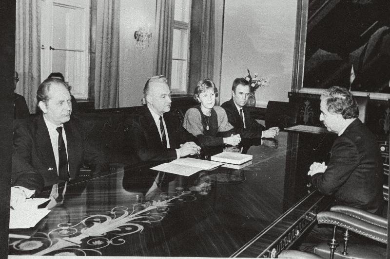 Küprose Vabariigi eriülesandega suursaadik Andros A. Nicolaides (paremal) vastuvõtul Eesti Vabariigi Ülemnõukogu esimehe Arnold Rüütli juures.