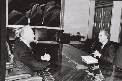 Küprose Vabariigi eriülesandega suursaadik Andros A. Nicolaides (paremal)  vastuvõtul Eesti Vabariigi Ülemnõukogu esimehe Arnold Rüütli juures.  duplicate photo