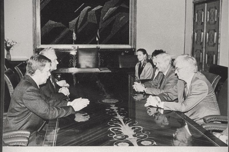 Rootsi Kuningriigi parlamendi peasekretär Gunnar Grensfors (paremalt 2.) vastuvõtul Eesti Vabariigi Ülemnõukogu esimehe Arnold Rüütli juures.