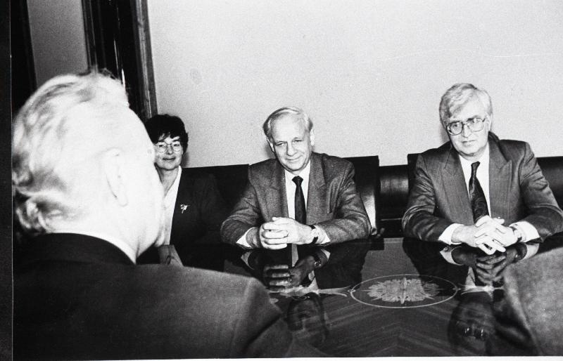 Rootsi Kuningriigi parlamendi peasekretär Gunnar Grensfors (paremalt 2.) vastuvõtul Eesti Vabariigi Ülemnõukogu esimehe Arnold Rüütli juures.