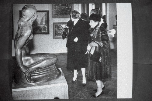 Eesti NSV-sse külaskäigule saabunud Soome Vabariigi presidendi U.K. Kekkose abikaasa Sylvi Kekkonen (esiplaanil) kunstinäitusel.