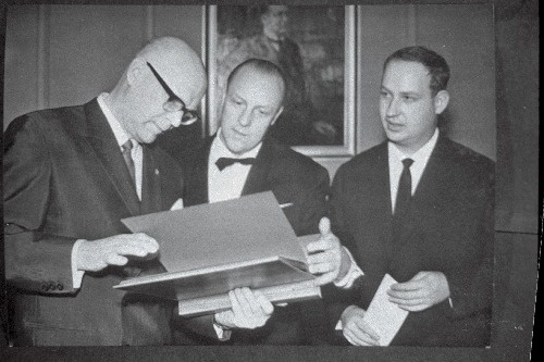 Eesti NSV-sse külaskäigule saabunud Soome Vabariigi president Urho Kaleva Kekkonen (vasakul) lehitseb RAT Estonia direktorilt Reneé Hammerilt kingituseks saadud albumit.