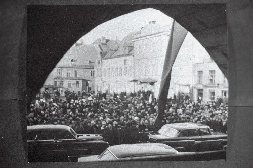 Eesti NSV-s külaskäigul viibiva Soome Vabariigi presidendi Urho Kaleva Kekkoneni saabumine Raekoja platsile.