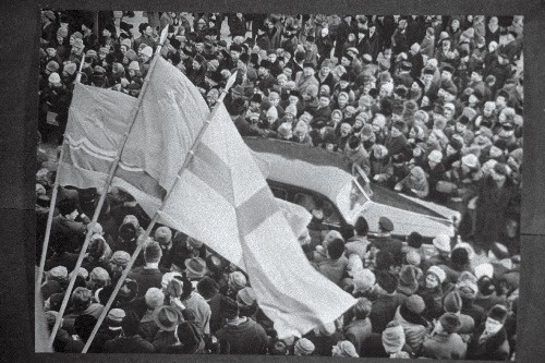 Eesti NSV-s külaskäigul viibiva Soome Vabariigi presidendi Urho Kaleva Kekkoneni saabumine Raekoja platsile.