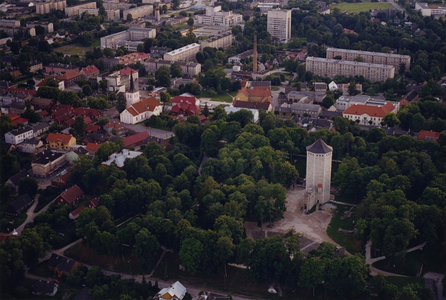 Paide vaade linnuse peatorniga, õhuvaade