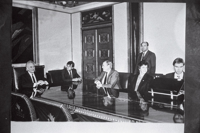 Kanada tööstus-, teadus-, tehnoloogia- ja väliskaubandusminister Michael Wilson (paremalt 3.) vastuvõtul Eesti Vabariigi Ülemnõukogu esimehe Arnold Rüütli (paremalt 7) juures Kadrioru lossis.