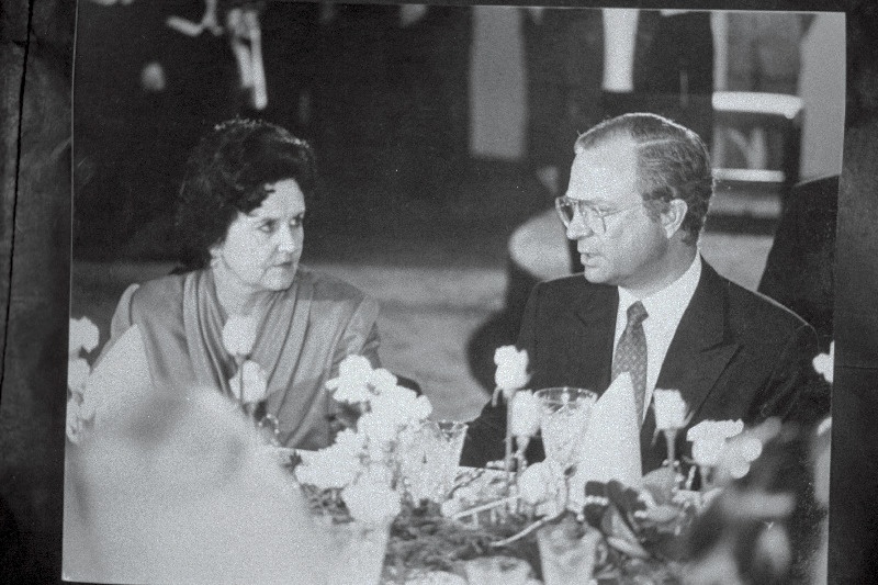 Eestis külaskäigul viibiv Rootsi kuningas Carl XVI Gustaf Eesti Vabariigi Ülemnõukogu esimehe Arnold Rüütli ja tema abikaasa Ingrid Rüütli pidulikul õhtusöögil restoranis “Pirita”.
