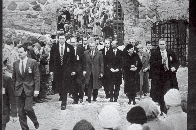 Eestis külaskäigul viibiv Rootsi kuningas Carl XVI Gustaf (vasakult 4.), kuninganna Silvia (vasakult 5.), Eesti Vabariigi Ülemnõukogu esimees Arnold Rüütel (vasakult 3.), Eesti Vabariigi Välisministeeriumi protokollišeff Kalle Ott (vasakult 2.) Haapsalu lossivaremetes.