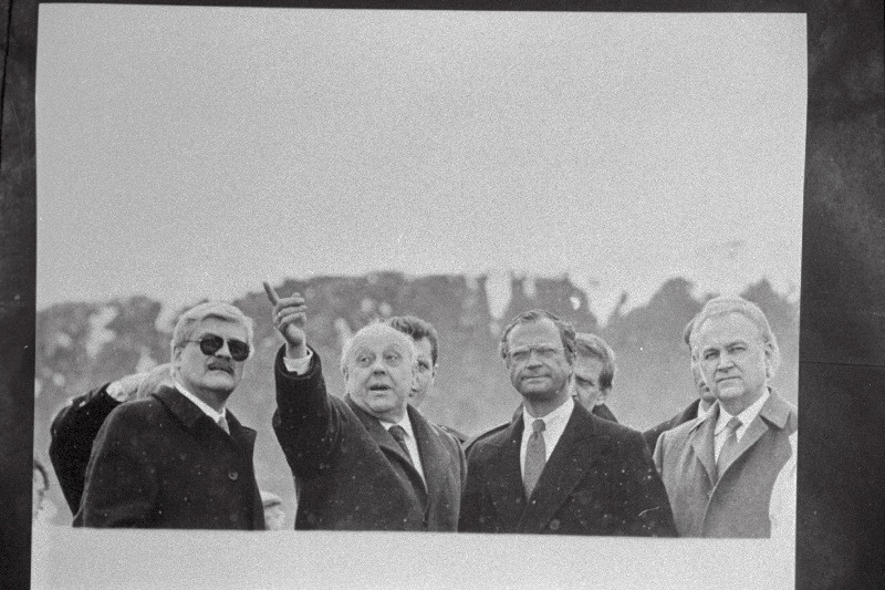 Eestis külaskäigul viibivale Rootsi kuningale Carl XVI Gustafile tutvustab põlevkivikaevandamist ja töötlemist Eesti Põlevkivi peadirektor Väino Viilup (vasakult 2.). Paremalt 1. Eesti Vabariigi Ülemnõukogu esimees Arnold Rüütel.