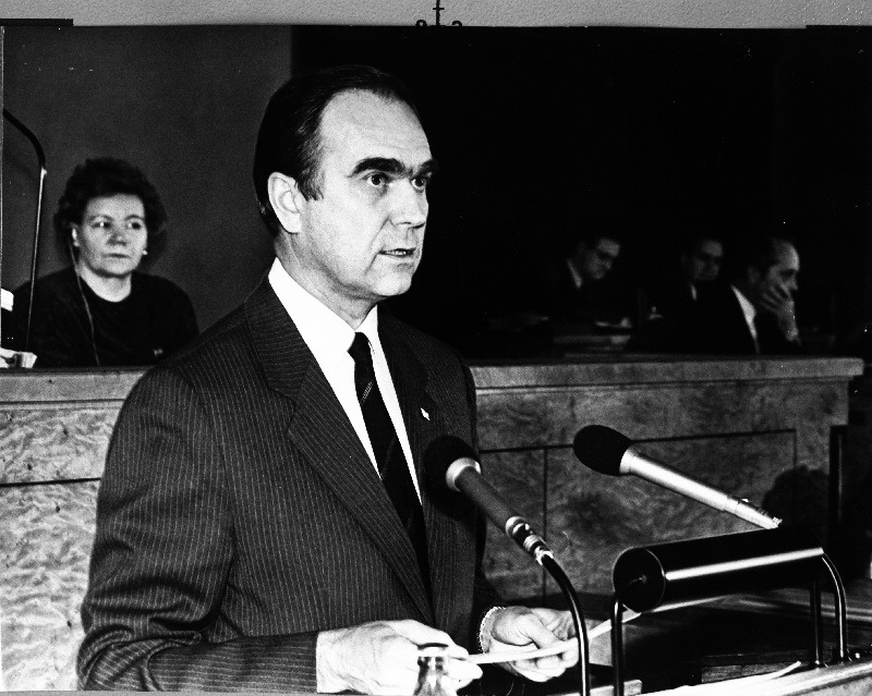 Eesti NSV Ülemnõukogu XI koosseisu XVI istungjärgul kõneleb Eesti NSV Ministrite Nõukogu esimees Indrek Toome.