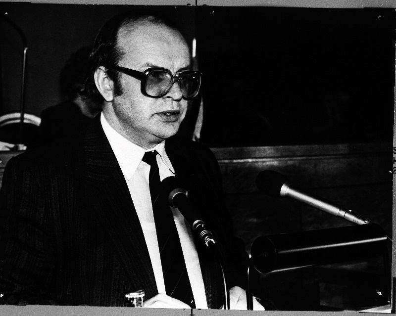 Eesti NSV Ülemnõukogu XI koosseisu XVI istungjärgul kõneleb Eesti NSV Ülemnõukogu Presiidiumi sekretär Arno Almann.