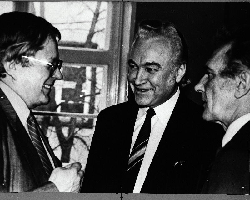 Eesti NSV Ülemnõukogu XI koosseisu XVI istungjärgu vaheajal vestlevad (paremalt) Eesti Televisiooni reporter Aivo Parbo, Eesti NSV Ülemnõukogu Presiidiumi esimees Arnold Rüütel ja Kohtla-Järve korrespondent Raud.