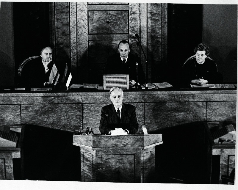 Eesti NSV Ülemnõukogu XI koosseisu XIII istungjärgul kõneleb Eesti NSV TA Keemilise ja Bioloogilise Füüsika Instituudi direktor akadeemik Endel Lippmaa. Tema taga (vasakult) ülemnõukogu juhataja asetäitja helilooja Jaan Rääts ja Ülemnõukogu juhataja EKP Tallinna Linnakomitee esimene sekretär Enn-Arno Sillari.