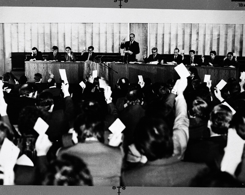 EKP XX kongress. Presiidiumis vasakult 1. EKP Viljandi Rajoonikomitee esimene sekretär Jaak Allik, 2. EKP Keskkomitee ideoloogiasekretär Mikk Titma, 3. EKP Haapsalu Rajoonikomitee esimene sekretär Arder Väli, 5. EKP Keskkomitee esimene sekretär Vaino Väljas, 7. EKP Tallinna Linnakomitee esimene sekretär Enn-Arno Sillari.