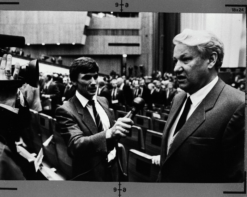 NSV Liidu Rahvasaadikute Kongressi esimesel istungjärgul intervjueeritakse NSV Liidu ehitusministrit Boris Jeltsinit (paremal).