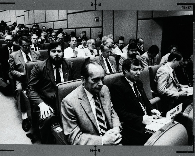 NSV Liidu Rahvasaadikute Kongressi esimene istungjärk. I reas vasakult 1. Vaino Väljas, 3. Siim Kallas; II reas vasakult 2. Tiit Made, 3. Mikk Mikiver.