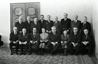 Eesti NSV Ülemnõukogu Presiidiumi poolt autasustatud töötajad K. Abozenko, E. Aman, G. Bachverk, B. Beilinson, V. Jakovlev, L. Jürgenson, D. Kuzmin, A. Lenskaja, L. Martin, V. Peil, E. Raia, A. Reindorff, L. Remmelgas, A. Saaremägi, J. Tomberg, B. Valdek, I reas keskel Eesti NSV Ülemnõukogu Presiidiumi esimees Artur Vader.  duplicate photo