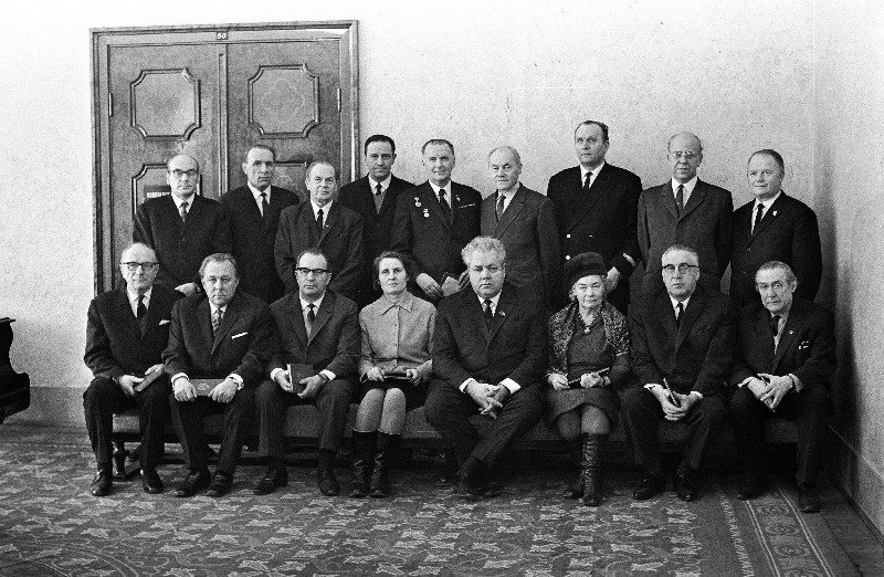 Eesti NSV Ülemnõukogu Presiidiumi poolt autasustatud töötajad K. Abozenko, E. Aman, G. Bachverk, B. Beilinson, V. Jakovlev, L. Jürgenson, D. Kuzmin, A. Lenskaja, L. Martin, V. Peil, E. Raia, A. Reindorff, L. Remmelgas, A. Saaremägi, J. Tomberg, B. Valdek, I reas keskel Eesti NSV Ülemnõukogu Presiidiumi esimees Artur Vader.