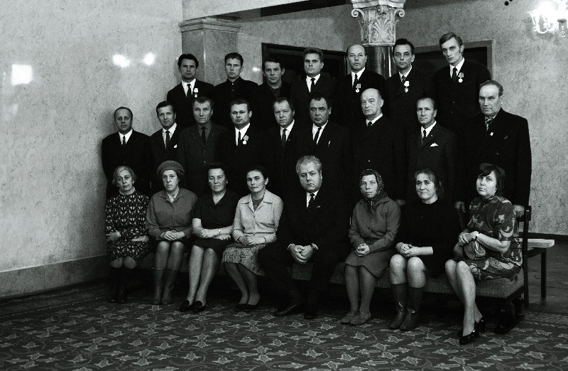 Eesti NSV Ülemnõukogu Presiidiumi poolt autasustatud töötajad: I. Akulova,  J. Andileiko, A. Gaidarenko, M. Kesamaa, M.Kiuru, H. Kuma, P. Maksimova, K. Marks, A. Medentsev, L. Naaris, R. Pangsepp, V. Rant, N. Samohvalov, R. Simson, M. Sokk, A. Udras, A. Vaarandi, I. Vassiljev, I reas keskel Eesti NSV Ülemnõukogu Presiidiumi esimees Artur Vader.