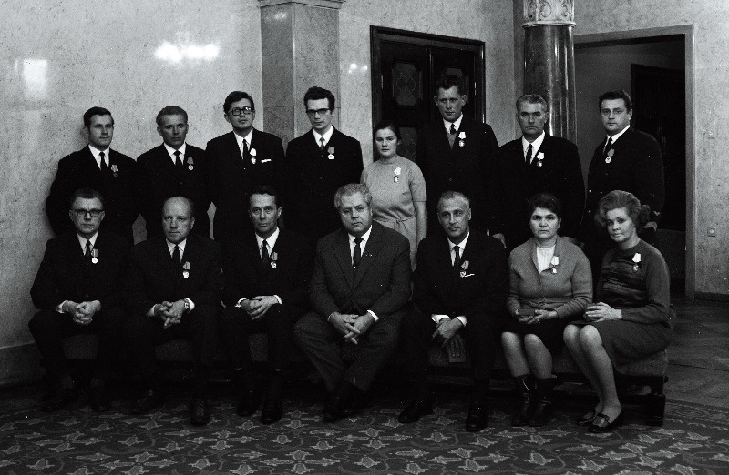 Eesti NSV Ülemnõukogu Presiidiumi poolt autasustatud töötajad, I reas keskel Eesti NSV Ülemnõukogu Presiidiumi esimees Artur Vader.