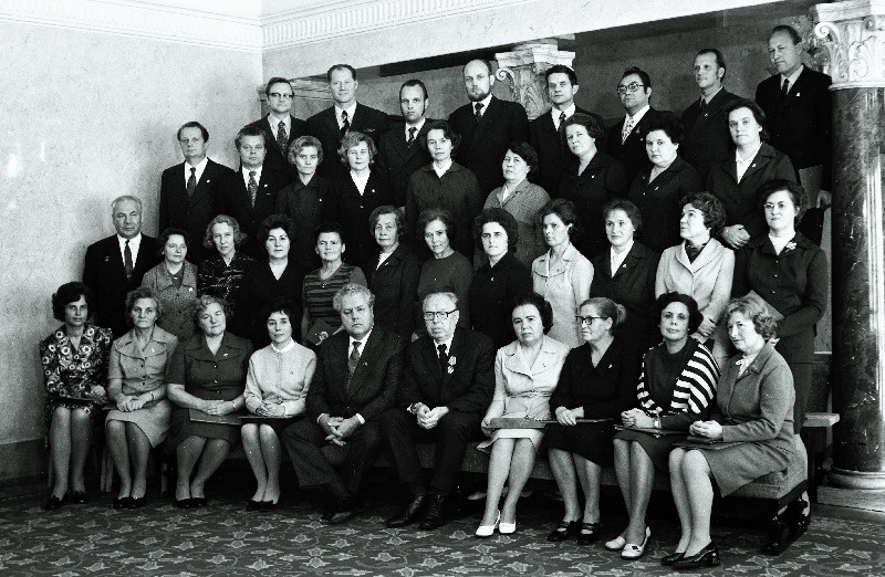 Eesti NSV Ülemnõukogu Presiidiumi poolt autasustatud töötajad N. Asari, A. Aunapuu, K. Bogomolova, N. Freiman, H. Hendrikson, T. Jegorova, H. Kavan, T. Kindorv, A. Kuldsepp, M. Kuzmitševa, L. Levald, A. Lihten, Õ. Lillemägi, A. Mälksoo, H. Raide, O. Rajaleid, L. Rannast, V. Rannula, A. Redkin, A. Riitsalu, E. Sillam, S. Sööt, M. Tamm, E. Voitu, A. Poolak, V. Garnõk, L. Gurjanova, N. Lassmann, J. Luts, H. Ordlik, M. Palu, M. Piel, R. Pundi, V. Ratassepp, S. Randlik, P. Solovei, E. Soovik, Ed. Päll, I reas vasakult 5. Eesti NSV Ülemnõukogu Presiidiumi esimees Artur Vader.