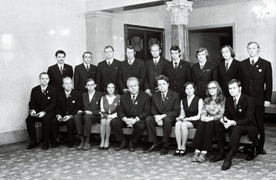 Eesti NSV Ülemnõukogu Presiidiumi poolt autasustatud töötajad: S. Injutin, A. Kalja, A. Kruus, R. Lauks, L. Litvinova, T. Mendelson, I. Pauts, U. Rennik, P. Rohtla, M. Roostalu, R. Soonsein, G. Urb, J. Vainu, P. Varul, R. Veidemann, A. Purga, I reas keskel Eesti NSV Ülemnõukogu Presiidiumi esimees Artur Vader.  duplicate photo