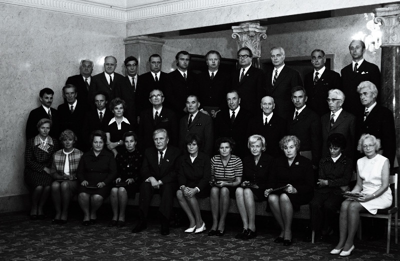 Eesti NSV Ülemnõukogu Presiidiumi poolt autasustatud töötajad H. Kalda, H. Kangro, I. Kuusk, L. Päi, L. Soots, I. Zahharov, H. Vahter, G. Golst, E. Inti, V. Karrus, A. Kikas, R. Luht, A. Maipuu, R. Majak, V. Molahhova, A. Mering, O. Niinemäe, L. Oja, K. Orviku, V. Otsus, A. Paasma, E. Priimägi, L. Puust, T. Raudsepp, A. Repp, Ü. Taigro, O. Tarv, H. Truuberg, K. Umbleja, I. Unt, I reas vasakult 5. Eesti NSV Ülemnõukogu Presiidiumi esimehe asetäitja A. Ansberg.