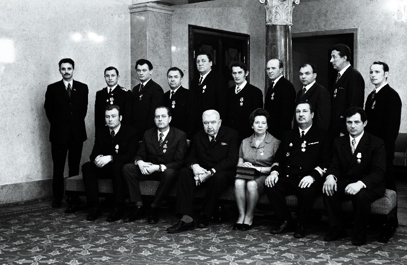 Eesti NSV Ülemnõukogu Presiidiumis ordenite ja medalitega autasustatud töötajad, esireas vasakult 3. Eesti NSV TA president Arnold Veimer, II reas vasakult Eesti NSV Ülemnõukogu Presiidiumi sekretär Viktor Vaht.