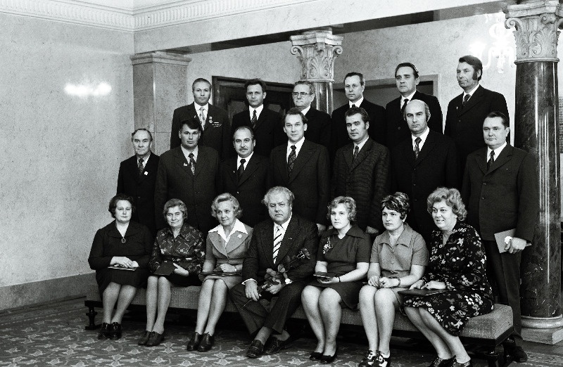 Eesti NSV Ülemnõukogu Presiidiumis autasustatud töötajad, esireas keskel Eesti NSV Ülemnõukogu Presiidiumi esimees Artur Vader.