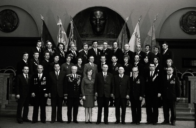 Eesti NSV Metsamajanduse- ja Looduskaitse Ministeeriumi ning tootmiskoondise Eesti Paberitööstus ettevõtete töötajate, sotsialistliku võistluse võitjate pildistamine revolutsiooni-, lahingu-ja töökuulsuse lippude juures Eesti NSV Ministrite Nõukogu valges saalis seoses Suure Sotsialistliku Oktoovrirevolutsiooni 60. aastapäeva tähistamisega, V. Kingissepa nimelise Tallinna Tselluloosi- ja Paberikombinaadi paberimasina masinist, sotsialistliku töö kangelane Raul Nikkolo, paberilõikaja Voldemar Põlluste, insener-tehnoloog Mall Nigul; Kehra Tselluloosi- ja Paberitehase paberimasina masinistid Voldemar Norden ja Konstantin Ivaškevitš;   jätkub: Räpina Paberivabriku kartongimasina masinist August Punnek, Kohila Paberivabriku pakendimasina masinist Evald Vingel, Kohtla-Järve Rohelise Vööndi Metsamajandi traktorist Einar Arm, Tallinna Rohelise Vööndi Metsamajandi metsavaht Kalle Heinsaar, Elva Metsamajandi tööline Jaan Ilves, Tartu Metsamajandi saeraamijuht Ilmar Kaa  duplicate photo