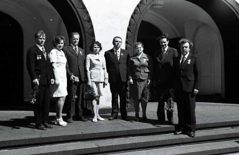 Eesti NSV Ülemnõukogu Presiidiumis autasustatud töötajad Toompeal. Suigussaar, Malõsev, Kruzkova, Smirnov, Kirejenkova. Paremalt 2. Eesti NSV Ülemnõukogu Presiidiumi sekretär V. Vaht, 4. Eesti NSV Ministrite Nõukogu esimehe asetäitja E. Tõnurist.