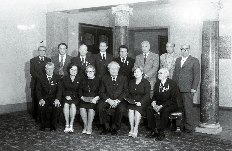 Eesti NSV Ülemnõukogu Presiidiumis autasustatud töötajad: Grigorjev, Kilgas, L. Saul, (I reas vasakult 3.), Sahk, Lehepuu, kirjanik E. Vetemaa (II reas vasakult 4.), kirjanik E. Niit-Kross (I reas paremalt 2.), Õpik, Raudsepp, Lambak, Melnik, Aas. Esireas paremalt 3. Eesti NSV Ülemnõukogu Presiidiumi esimees A. Vader, 5. Eesti NSV Ülemnõukogu Presiidiumi esimehe asetäitja M. Vannas.