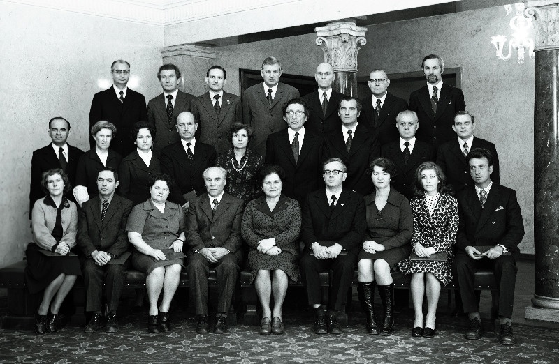 Eest NSV Ülemnõukogu Presiidiumis autasustatud töötajad: Kortšomkin, Hirs, Eljas, Joonson, Muru, Nikulin, Rešetova, Sillaots, Trut, Vaasa, Kasak, Parve, Tani, Väinaste, Piho, Fominõh, Madis, Merkin, Nuuter, Olljum, Sarap, Spriit. Esireas keskel Eesti NSV Ülemnõukogu Presiidiumi esimehe asetäitja M. Vannas.