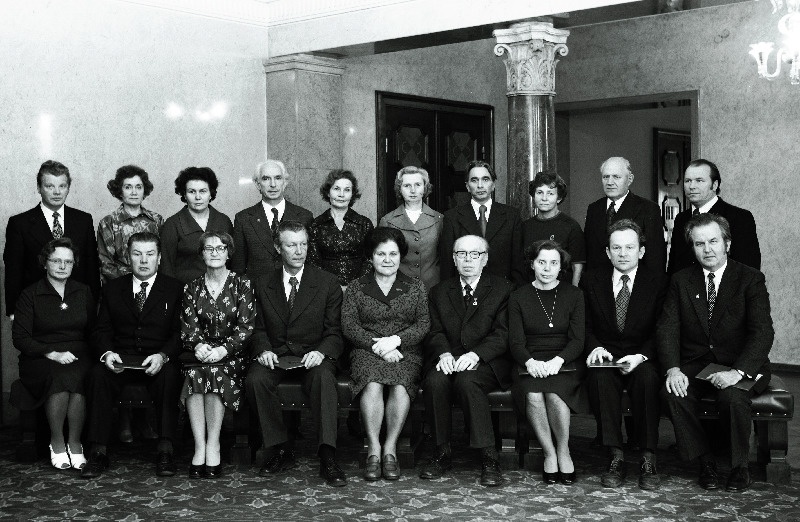 Eesti NSV Ülemnõukogu Presiidiumis autasustatud töötajad: Altin, Hurt, Kaljuste, Kesküla, Pats, Amer, Geiker, Koppelmaa, Kurmite, Põldoja, Rebane, Suss, Teder, Reinaste, Hipponen, Griško, Päll, Kaldma. Esireas keskel Eesti NSV Ülemnõukogu Presiidiumi esimehe asetäitja M. Vannas.