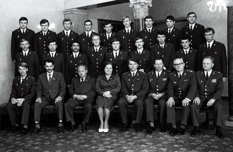 Eesti NSV Ülemnõukogu Presiidiumis autasustatud miilitsakooli õpilased. Esireas vasakult 4. Eesti NSV Ülemnõukogu Presiidiumi esimehe asetäitja M. Vannas.