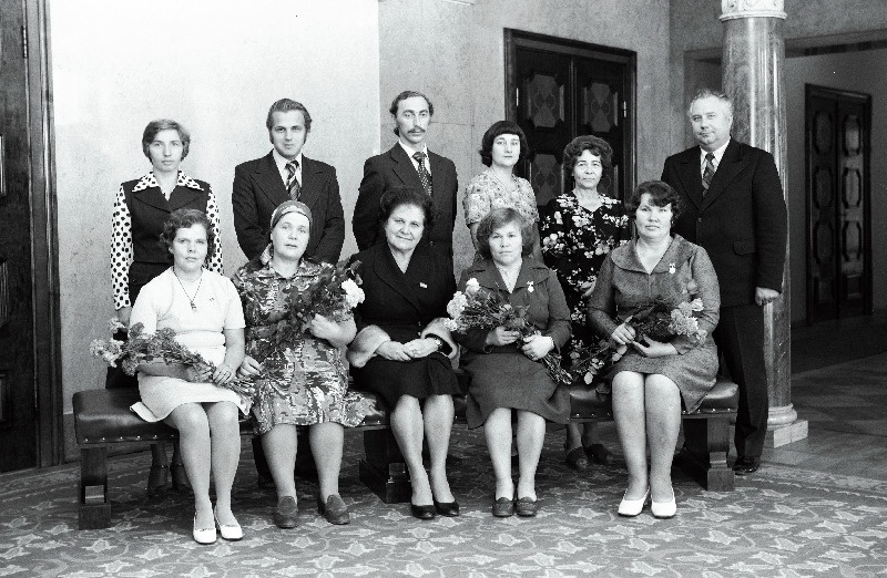 Eesti NSV Ülemnõukogu Presiidiumis autasustatud kangelasemad: Irene Arikainen, Hilja Rasva (I reas vasakult 1.), Eha Plastunova, Liidia Jakovleva. Esindajad: M. Mikker, P. Maasi, Linamaa, Kuusk, Parman, Janenko. Esireas keskel Eesti NSV Ülemnõukogu Presiidiumi esimehe asetäitja M. Vannas.