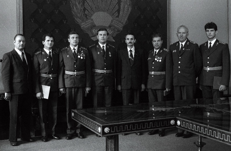 NSV Liidu ordenite ja medalitega autasustatud töötajad Eesti NSV Ülemnõukogu Presiidiumis. Vasakult 5 Eesti NSV Ülemnõukogu Presiidiumi sekretär Viktor Vaht.