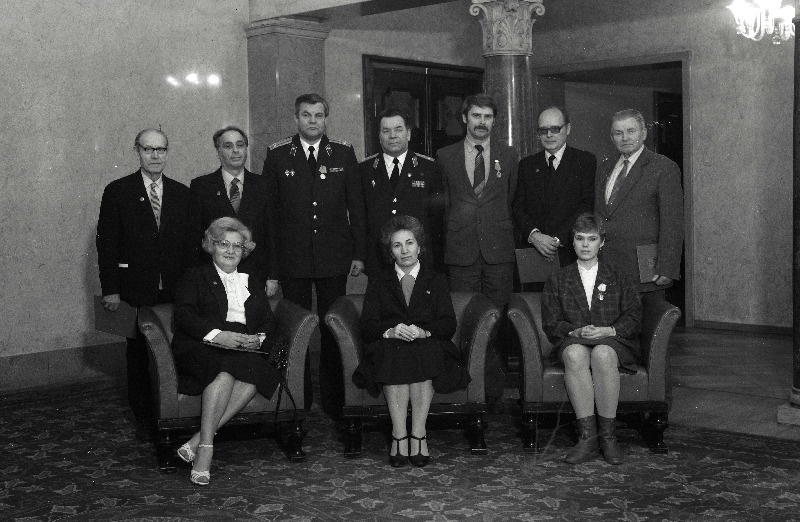 NSV Liidu ordenite ja medalitega autasustatud töötajad Eesti NSV Ülemnõukogu Presiidiumis. Esireas keskel Eesti NSV Ülemnõukogu Presiidiumi esimehe asetäitja Maia Leosk.