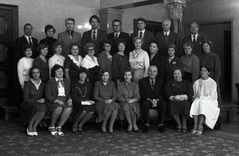 Eesti NSV riiklike autasudega autasustatud haridusala, pioneeri- , kunsti- ja kultuuritöötajad Eesti NSV Ülemnõukogu Presiidiumis. Esireas vasakult 5. Eesti NSV Ülemnõukogu Presiidiumi esimehe asetäitja Maia Leosk.