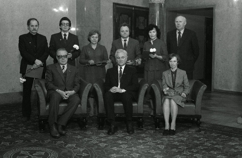 Eesti NSV Ülemnõukogu Presiidiumi aukirjadega autasustatud Eesti NSV Riikliku Televisiooni- ja Raadiokomitee segakoori esindajad Eesti NSV Ülemnõukogu Presiidiumis. Esireas keskel Eesti NSV Ülemnõukogu Presiidiumi esimees Arnold Rüütel.