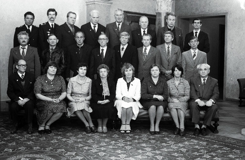 Eesti NSV Ülemnõukogu Presiidiumis autasustatud kaubandustöötajad. Esireas vasakult 5. Eesti NSV Ülemnõukogu Presiidiumi esimehe asetäitja Maia Leosk.