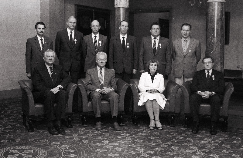 Nõukogude Liidu ordenite ja medalitega autasustatud töötajad Eesti NSV Ülemnõukogu Presiidiumis. Esireas vasakult 2. Eesti NSV Ülemnõukogu Presiidiumi esimees Arnold Rüütel, 3. Eesti NSV Ülemnõukogu Presiidiumi esimehe asetäitja Maia Leosk.