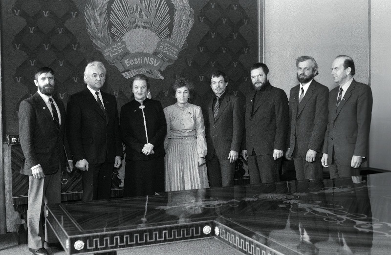 Eesti NSV rahvakunstniku aunimetuse saanud Leida Laius (vasakult 3.), Eesti NSV teenelise kunstitegelase aunimetuse saanud Priit Pärn (vasakult 5.), Rein Maran (vasakult 6.) ja Mark Soosaar (vasakult 7.) Eesti NSV Ülemnõukogu Presiidiumis. Vasakult 1. Eesti NSV Kunstnike Liidu esimene sekretär Heinrich Valk, Eesti NSV Ülemnõukogu Presiidiumi esimees Arnold Rüütel, 4. Eesti NSV Ülemnõukogu Presiidiumi esimehe asetäitja Maia Leosk, 8. EKP Keskkomitee osakonnajuhataja Kalev Tammistu.