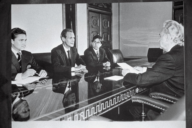 Šveitsi erivolitustega saadik Jenö C.A. Staehelin (vasakult 2.) vastuvõtul Eesti Vabariigi Ülemnõukogu esimehe Arnold Rüütli (paremal) juures Kadrioru lossis.