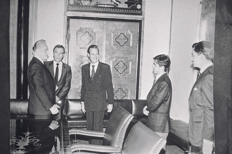 Šveitsi  erivolitustega  saadik  Jenö C.A. Staehelin (vasakult 3.) vastuvõtul Eesti Vabariigi Ülemnõukogu esimehe Arnold Rüütli (vasakult 1.) juures Kadrioru lossis.